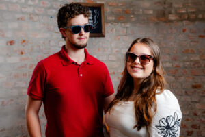 Pessoas usando óculos de sol da Óptica Rê Visão