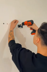 B’ela RESOLVE realizando furação de parede para instalação e fixação