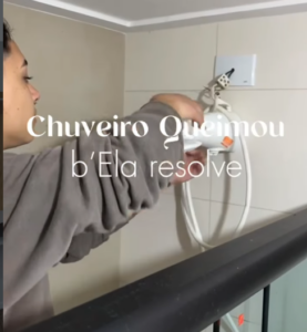 B’ela RESOLVE realizando troca de chuveiro em serviço de manutenção residencial